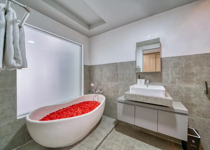 3bd Modern In With Bbq & Huge Shared Pool