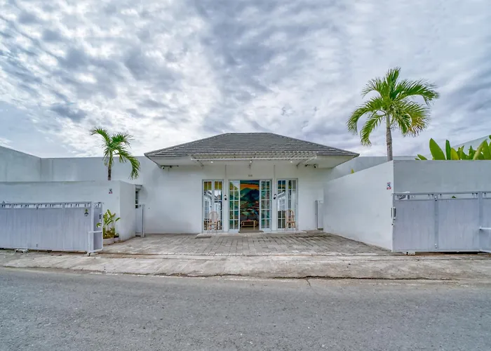 3bd Modern In With Bbq & Huge Shared Pool *